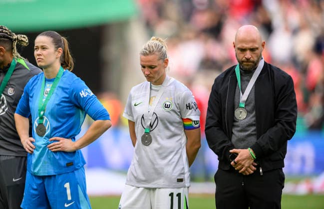 l r Goalkeeper Stina JOHANNES WOB , Alexandra POPP WOB , Coach Stephan LERCH WOB disappointed after the award ceremony DFB Pokal der Frauen Finale 2026, VfL Wolfsburg WOB FC Bayern Muenchen M , am 14 05 2026 in Koeln Germany DFB regulations prohibit any use of photographs as image sequences and or quasi video Â