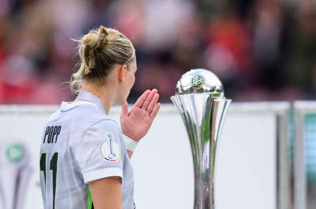 Award ceremony, Alexandra POPP WOB throws a kiss to the cup DFB Pokal der Frauen Finale 2026, VfL Wolfsburg WOB FC Bayern Muenchen M , am 14 05 2026 in Koeln Germany DFB regulations prohibit any use of photographs as image sequences and or quasi video Â
