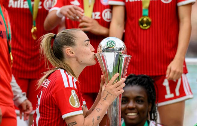 Award ceremony, Georgia STANWAY M kisses the cup DFB Cup Womens Final 2026, VfL Wolfsburg WOB FC Bayern Muenchen M , on 14 05 2026 in Cologne Germany DFB regulations prohibit any use of photographs as image sequences and or quasi video Â