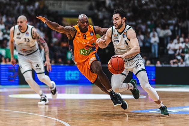 Clayton Guillozet Gladiators Trier in duel with DeAndre Lansdowne Rostock Seawolves , Vet Concept Gladiators Trier vs Rostock Seawolves, Basketball, easyCredit BBL, Play Ins, Saison 2025 2026, 14 05 2026 Vet Concept Gladiators Trier vs Rostock Seawolves, Basketball, easyCredit BBL, Play Ins, Saison 2025 2026, 14 05 2026 Copyright: xEibner-Pressefoto AlexanderxNeisx EP_ANS