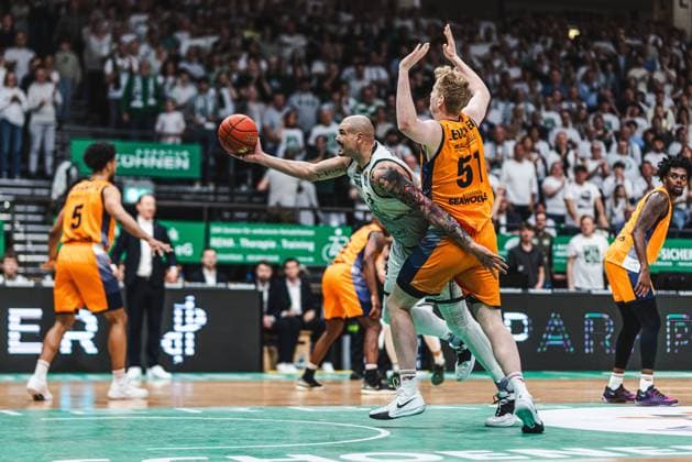 Maik Zirbes Gladiators Trier in duel with Bent Leuchten Rostock Seawolves , Vet Concept Gladiators Trier vs Rostock Seawolves, Basketball, easyCredit BBL, Play Ins, Season 2025 2026, 14 05 2026 Vet Concept Gladiators Trier vs Rostock Seawolves, Basketball, easyCredit BBL, Play Ins, Season 2025 2026, 14 05 2026 Copyright: xEibner-Pressefoto AlexanderxNeisx EP_ANS