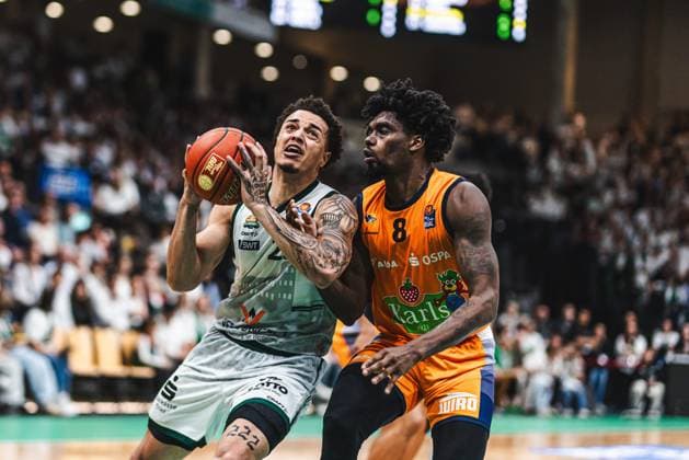 Nolan Adekunle Gladiators Trier in a duel with Kassim Nicholson Rostock Seawolves , Vet Concept Gladiators Trier vs Rostock Seawolves, Basketball, easyCredit BBL, Play Ins, Saison 2025 2026, 14 05 2026 Vet Concept Gladiators Trier vs Rostock Seawolves, Basketball, easyCredit BBL, Play Ins, Saison 2025 2026, 14 05 2026 Copyright: xEibner-Pressefoto AlexanderxNeisx EP_ANS