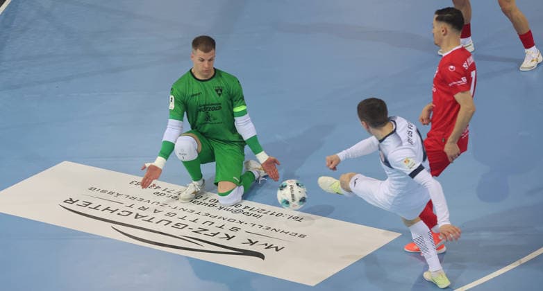 Stuttgart , Futsal Bundesliga Final German Championship Game 2 , TSV Weilimdorf vs HOT 05 Futsal , from left Philipp Pless Weil Taras Onufrak Hot Mergim Dervishaj Weil