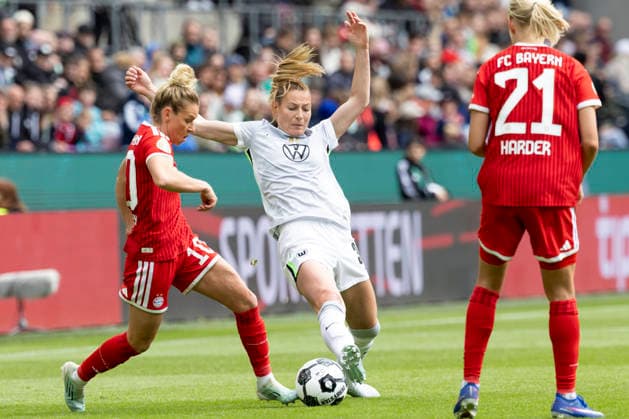 Linda DALLMANN M 10, left and Sarai LINDER WOB 39, right in a duel for the ball, action DFB Pokal der Frauen Finale 2026, VfL Wolfsburg WOB FC Bayern Muenchen M , final score 0 4, am 14 05 2026 in Koeln Germany DFB regulations prohibit any use of photographs as image sequences and or quasi video