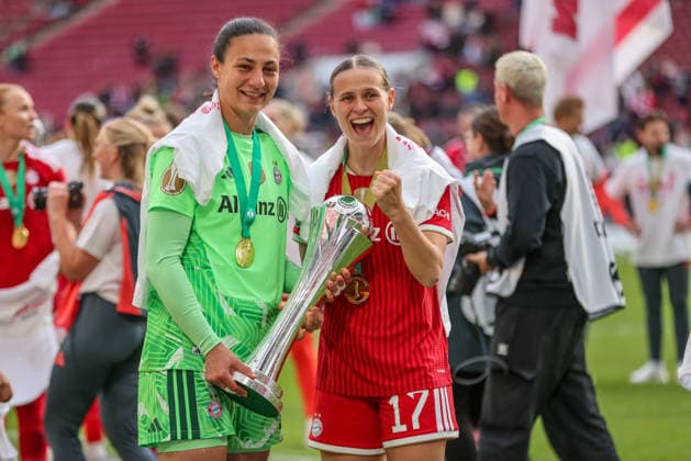 GER, Cologne, Vfl Wolfsburg vs FC Bayern Munich, DFB Cup Women, Football, DFB, Season 2025 2026, Rhein Energie Stadium, Final in the picture Joy, Emotions after the victory in the DFB Cup Womens Final, Bayern Munich women win 4 0 by goals, cup, team, Maria Luisa Grohs Bayern Munich 1 and Klara Bühl Bayern Munich 17 with the cup DFB DFL REGULATIONS PROHIBIT ANY USE OF PHOTOGRAPHS AS IMAGE SEQUENCES AND OR QUASI VIDEO, 14 05 2026 Copyright: HMBxMedia HendrikxHamelau