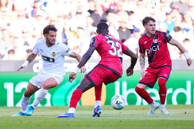 Valencia CF v Rayo Vallecano - LaLiga EA Sports VALENCIA, SPAIN - MAY 14: Hugo Duro of Valencia CF competes for the ball with Pep Chavarria of Rayo Vallecano during to the LaLiga EA Sports match between Valencia CF and Rayo Vallecano at Estadio Mestalla on May 14, 2026 in Valencia, Spain. (Photo by Jose Torres Photo Players Images Magara Press) Valencia Estadio Mestalla Spain Copyright: xJosexTorresx