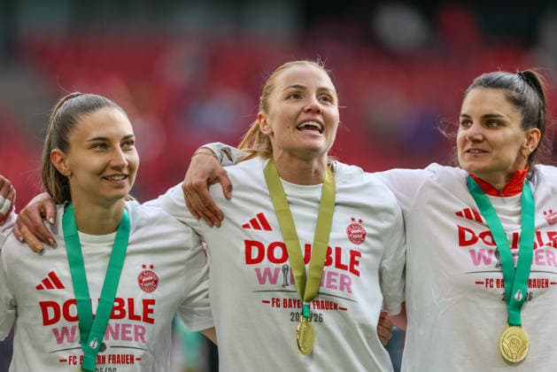 GER, Cologne, Vfl Wolfsburg vs FC Bayern Munich, DFB Pokal Women, Football, DFB, Season 2025 2026, Rhein Energie Stadion, Final in picture Katharina Naschenweng FC Bayern Munich , Glodis Perla Viggosdottir Bayern Munich 4 , Jovana DamnjanoviÄ‡ Bayern Munich 9 , joy, emotions after the victory in the Womens DFB Cup Final DFB DFL REGULATIONS PROHIBIT ANY USE OF PHOTOGRAPHS AS IMAGE SEQUENCES AND OR QUASI VIDEO, 14 05 2026 Copyright: HMBxMedia HendrikxHamelau