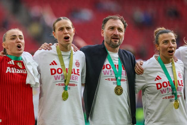 GER, Cologne, Vfl Wolfsburg vs FC Bayern Munich, DFB Cup Women, Football, DFB, Season 2025 2026, Rhein Energie Stadion, Final in the picture from l Klara Bühl Bayern Munich 17 , JosÃ Barcala Coach Bayern Munich , Joy, Emotions after the victory in the DFB Cup Final Women DFB DFL REGULATIONS PROHIBIT ANY USE OF PHOTOGRAPHS AS IMAGE SEQUENCES AND OR QUASI VIDEO, 14 05 2026 Copyright: HMBxMedia HendrikxHamelau