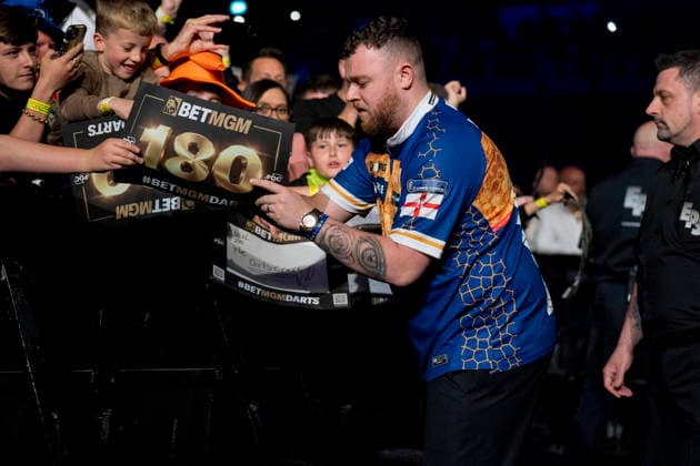 2026 BetMGM Premier League Darts, Night 15, Birmingham Josh Rock signs autographs with fans during the 2026 BetMGM Premier League Darts, Night 15 at the Utilita Arena, Birmingham, England on 14 May 2026 Credit: Alex Young Every Second Media Editorial use only. All images are copyright Every Second Media Limited. No images may be reproduced without prior permission. Copyright: xIMAGO EveryxSecondxMediax ESM-1992-0001 AlexxYoungx xEveryxSecondxMediax