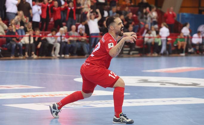 Stuttgart , Futsal Bundesliga Final German Championship Game 2 , TSV Weilimdorf vs HOT 05 Futsal , Kennedy Alves Ribeiro Wei after his goal for 2 1 , cheering