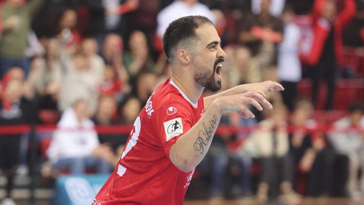 Stuttgart , Futsal Bundesliga Final German Championship Game 2 , TSV Weilimdorf vs HOT 05 Futsal , Kennedy Alves Ribeiro Wei after his goal for 2 1 , cheering