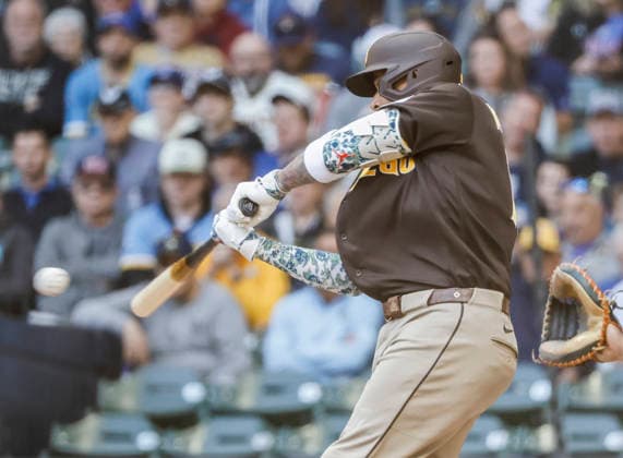 San Diego Padres third baseman Manny MacHado hits a single in the first inning of the MLB, Baseball Herren, USA game between the San Diego Padres and the Milwaukee Brewers at American Family Field in Milwaukee, Wisconsin on Thursday, May 14, 2026.  MIL20260514804 TANNENxMAURY