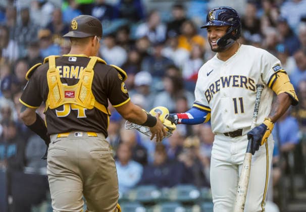 Milwaukee Brewers left fielder Jackson Chourio hands San Diego Padres catcher Freddy Fermin hiks mast after hitting a fopul bsll in the first inning of the MLB, Baseball Herren, USA game between the San Diego Padres and the Milwaukee Brewers at American Family Field in Milwaukee, Wisconsin on Thursday, May 14, 2026.  MIL20260514808 TANNENxMAURY