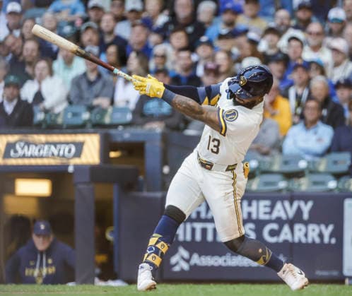 Milwaukee Brewers third baseman Luis Rengifo hits a two RBI single in the first inning of the MLB, Baseball Herren, USA game between the San Diego Padres and the Milwaukee Brewers at American Family Field in Milwaukee, Wisconsin on Thursday, May 14, 2026.  MIL20260514810 TANNENxMAURY