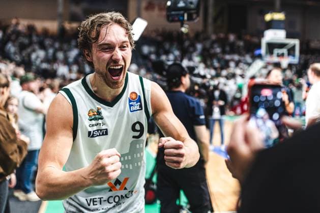 Marco Hollersbacher Gladiators Trier cheers, Vet Concept Gladiators Trier vs Rostock Seawolves, Basketball, easyCredit BBL, Play Ins, Season 2025 2026, 14 05 2026 Vet Concept Gladiators Trier vs Rostock Seawolves, Basketball, easyCredit BBL, Play Ins, Season 2025 2026, 14 05 2026 Copyright: xEibner-Pressefoto AlexanderxNeisx EP_ANS