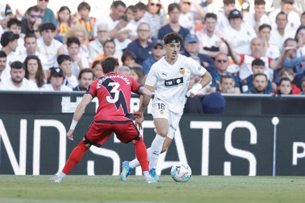 ESP LaLiga EA Sports Valencia CF v Rayo Vallecano Diego Lopez of Valencia brings the ball foward against Pep Chavarria of Rayo Vallecano during LaLiga EA Sports, between Valencia CF v Rayo Vallecano played at Mestalla Stadium in Valencia on May 14th, 2026 in Spain Valencia Spain Futbol Copyright: xOmarxArnaux xAgenciaxLOFx