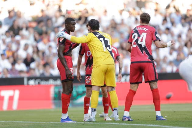 ESP LaLiga EA Sports Valencia CF v Rayo Vallecano Augusto Batalla of Rayo Vallecano talks with Nobel Mendy of Rayo Vallecano during LaLiga EA Sports, between Valencia CF v Rayo Vallecano played at Mestalla Stadium in Valencia on May 14th, 2026 in Spain Valencia Spain Futbol Copyright: xOmarxArnaux xAgenciaxLOFx