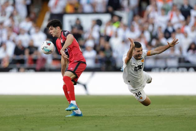 ESP LaLiga EA Sports Valencia CF v Rayo Vallecano Jose Gaya of Valencia on the floor and Fran Perez of Rayo Vallecano goes to the ball during LaLiga EA Sports, between Valencia CF v Rayo Vallecano played at Mestalla Stadium in Valencia on May 14th, 2026 in Spain Valencia Spain Futbol Copyright: xOmarxArnaux xAgenciaxLOFx