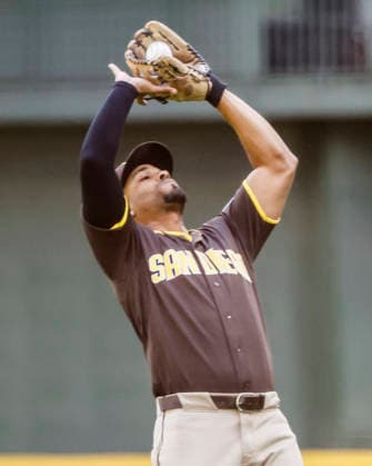 San Diego Padres shortstop Xander Bogaerts catches a fly ball hit by Milwaukee Brewers designated hitter William Contreras in the second inning of the MLB, Baseball Herren, USA game between the San Diego Padres and the Milwaukee Brewers at American Family Field in Milwaukee, Wisconsin on Thursday, May 14, 2026.  MIL20260514814 TANNENxMAURY