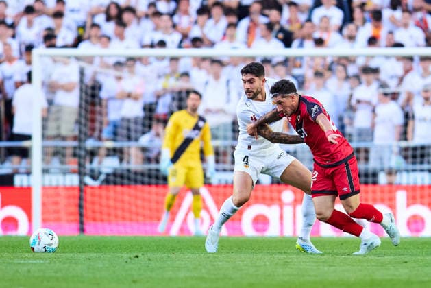 Valencia CF v Rayo Vallecano - LaLiga EA Sports VALENCIA, SPAIN - MAY 14: Unai Nunez of Valencia CF competes for the ball with Alfonso Espino of Rayo Vallecano during to the LaLiga EA Sports match between Valencia CF and Rayo Vallecano at Estadio Mestalla on May 14, 2026 in Valencia, Spain. (Photo by Jose Torres Photo Players Images Magara Press) Valencia Estadio Mestalla Spain Copyright: xJosexTorresx
