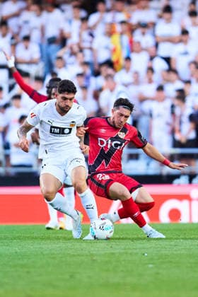 Valencia CF v Rayo Vallecano - LaLiga EA Sports VALENCIA, SPAIN - MAY 14: Unai Nunez of Valencia CF competes for the ball with Alfonso Espino of Rayo Vallecano during to the LaLiga EA Sports match between Valencia CF and Rayo Vallecano at Estadio Mestalla on May 14, 2026 in Valencia, Spain. (Photo by Jose Torres Photo Players Images Magara Press) Valencia Estadio Mestalla Spain Copyright: xJosexTorresx