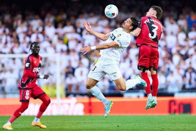 Valencia CF v Rayo Vallecano - LaLiga EA Sports VALENCIA, SPAIN - MAY 14: Filip Ugrinic of Valencia CF competes for the ball with Pep Chavarria of Rayo Vallecano during to the LaLiga EA Sports match between Valencia CF and Rayo Vallecano at Estadio Mestalla on May 14, 2026 in Valencia, Spain. (Photo by Jose Torres Photo Players Images Magara Press) Valencia Estadio Mestalla Spain Copyright: xJosexTorresx
