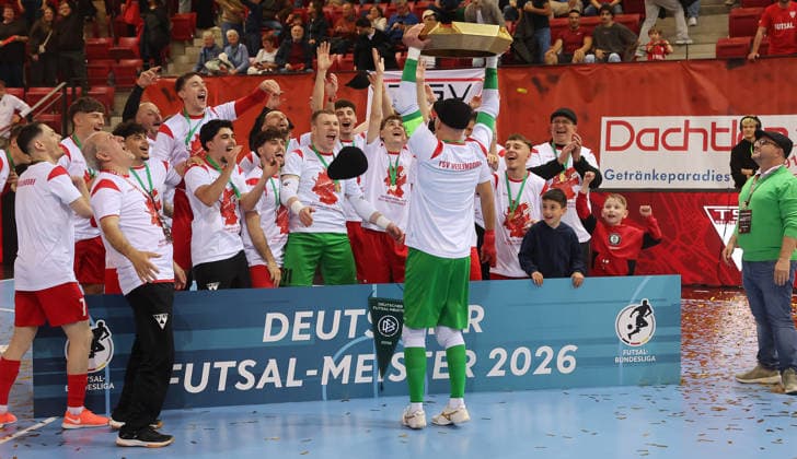 Stuttgart , Futsal Bundesliga Final German Championship Game 2 , TSV Weilimdorf vs HOT 05 Futsal , Cheers Weilimdorf , Philipp Pless with bowl