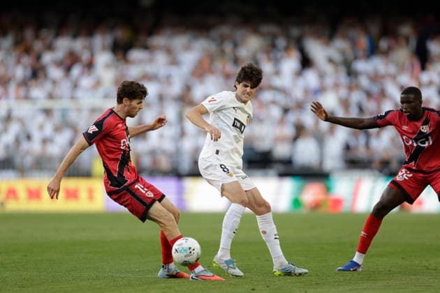 ESP LaLiga EA Sports Valencia CF v Rayo Vallecano Gerard Gumbau of Rayo Vallecano battles for possession with Javi Guerra of Valencia during LaLiga EA Sports, between Valencia CF v Rayo Vallecano played at Mestalla Stadium in Valencia on May 14th, 2026 in Spain Valencia Spain Futbol Copyright: xOmarxArnaux xAgenciaxLOFx