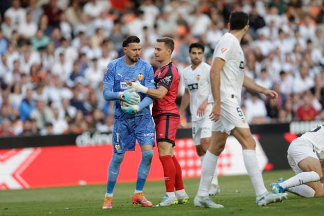 ESP LaLiga EA Sports Valencia CF v Rayo Vallecano Stole Dimitrievski of Valencia makes a save from a possible goal by Jorge de Frutos of Rayo Vallecano during LaLiga EA Sports, between Valencia CF v Rayo Vallecano played at Mestalla Stadium in Valencia on May 14th, 2026 in Spain Valencia Spain Futbol Copyright: xOmarxArnaux xAgenciaxLOFx