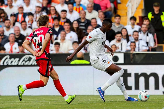 May 14, 2026, Valencia, Valencia, SPAIN: Umar Sadiq of Valencia CF in action during the Spanish league, LaLiga EA Sports, football match played between Valencia CF and Rayo Vallecano at Mestalla stadium on May 14, 2026, in Valencia, Spain. Valencia CF V Rayo Vallecano - LaLiga EA Sports  - ZUMAa181 20260514_zaa_a181_053 Copyright: xIvanxTerronx