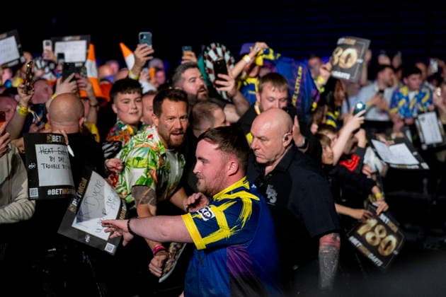 2026 BetMGM Premier League Darts, Night 15, Birmingham Luke Littler walks on during the 2026 BetMGM Premier League Darts, Night 15 at the Utilita Arena, Birmingham, England on 14 May 2026 Credit: Alex Young Every Second Media Editorial use only. All images are copyright Every Second Media Limited. No images may be reproduced without prior permission. Copyright: xIMAGO EveryxSecondxMediax ESM-1992-0020 AlexxYoungx xEveryxSecondxMediax