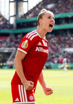 Giulia Gwinn FC Bayern Muenchen, 7 cheering after the goal to 0 1, cheering, jubilant, celebrate 46 DFB Pokal Final Women VfL Wolfsburg FC Bayern München DFL regulations prohibit any use of photographs as image sequences and or quasi video Copyright: HMBxMedia xMarcoxBader