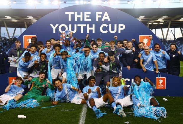 Manchester City players celebrate with the FA Youth Cup trophy at the end of the match Manchester City U18 v Manchester United, ManU U18, FA Youth Cup Final, Football, Joie Stadium, Manchester , UK - 14 May 2026Manchester Joie Stadium United Kingdom EDITORIAL USE ONLY No use with unauthorised audio, video, data, fixture lists, club league logos or live services. Online in-match use limited to 120 images, no video emulation. No use in betting, games or single club league player publications.  Copyright: xMattxWest Shutterstockx 16871363ae