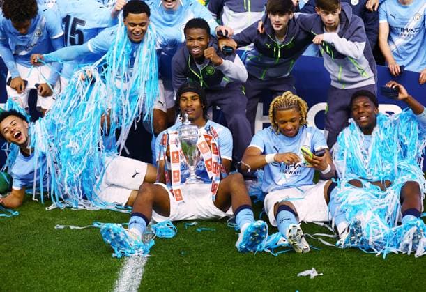 Manchester City players celebrate with the FA Youth Cup trophy at the end of the match Manchester City U18 v Manchester United, ManU U18, FA Youth Cup Final, Football, Joie Stadium, Manchester , UK - 14 May 2026Manchester Joie Stadium United Kingdom EDITORIAL USE ONLY No use with unauthorised audio, video, data, fixture lists, club league logos or live services. Online in-match use limited to 120 images, no video emulation. No use in betting, games or single club league player publications.  Copyright: xMattxWest Shutterstockx 16871363al
