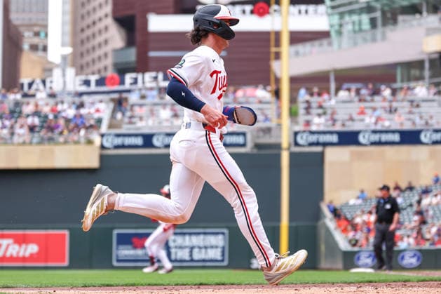 May 14, 2026, Minneapolis, Minnesota, USA: Minnesota Twins left fielder JAMES OUTMAN (30) scores on a RBI single in the eighth inning during a MLB, Baseball Herren, USA Baseball game between the Miami Marlins and the Minnesota Twins at Target Field in Minneapolis, Minnesota on May 14th, 2026. ZUMA Press Wire. Minneapolis USA - ZUMAg254 20260514_zsp_g254_073 Copyright: xStevenxGarciax