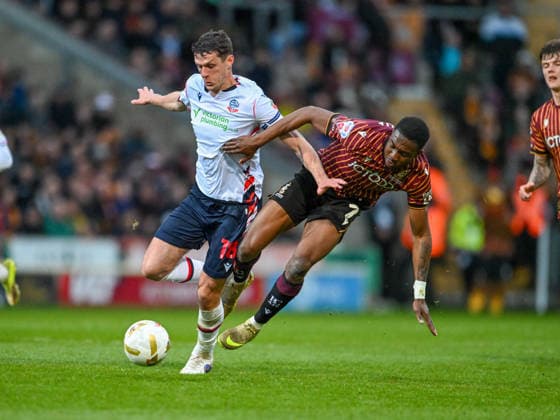 Bradford City v Bolton Wanderers Sky Bet League 1 Eoin Toal of Bolton Wanderers and Josh Neufville of Bradford City the Sky Bet League 1 Play-Off Semi-Final Second Leg match at the University of Bradford Stadium, Bradford 14 05 2026 UK Newspapers OUT Copyright: xKarlxVallantinex FIL-23430-0034