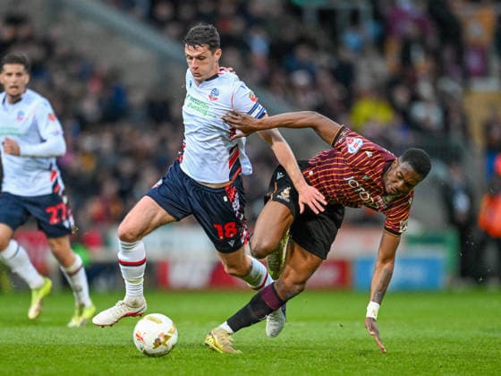 Bradford City v Bolton Wanderers Sky Bet League 1 Eoin Toal of Bolton Wanderers and Josh Neufville of Bradford City the Sky Bet League 1 Play-Off Semi-Final Second Leg match at the University of Bradford Stadium, Bradford 14 05 2026 UK Newspapers OUT Copyright: xKarlxVallantinex FIL-23430-0035