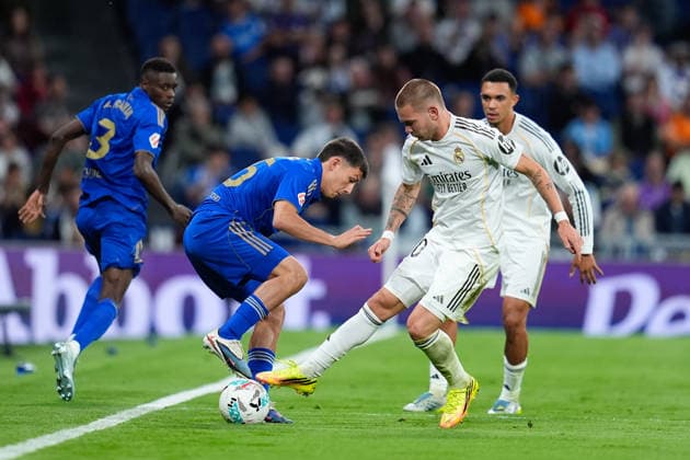 May 14, 2026, Madrid, Madrid, Spain: Franco Mastantuono of Real Madrid CF and Thiago Fernandez of Real Oviedo compete for the ball during the Spanish League, LaLiga EA Sports, football match played between Real Madrid and Real Oviedo at Bernabeu stadium on May 14, 2026, in Madrid, Spain. Madrid Spain - ZUMAa181 20260514_zaa_a181_211 Copyright: xDennisxAgyemanx