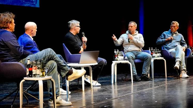 Soccer magazine 11 Freunde gives a season review at MiR FOR EDITORIAL PURPOSES ONLY EDITORIAL USE ONLY p Youri Mulder Schalke sports director , Peter Nottmeier actor , presenter Philipp Köster editor-in-chief 11 Freunde , Dirk große Schlarmann Sky reporter and Ingo Anderbrügge Schalke club legend f l sit on the stage of the Großes Haus in the Musiktheater in Gelsenkirchen The soccer magazine 11 Freunde has invited to the season review Germany NRW Gelsenkirchen Copyright MichaelxKorte Copyright: MichaelxKorte doc85uiivgltt15iez5rzw ,EDITORIAL USE ONLY Copyright: MichaelxKorte