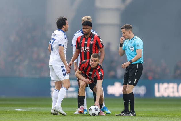 FC Copenhagen v FC Midtjylland, Oddset Cup final 2026, Copenhagen, Denmark Copenhagen, Denmark. 14th, May 2026. Victor Bak of FC Midtjylland seen with referee Lasse Graagaard during the 2026 Oddset Cup final between FC Copenhagen and FC Midtjylland at Parken in Copenhagen. Denmark, Copenhagen  Copyright: xGonzalesxPhoto RunexMathiesenx