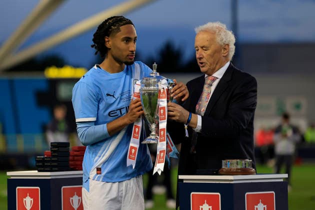 U18 Manchester City v U18 Manchester United, ManU FA Youth Cup Kaden Braithwaite (4) of Manchester City is presented with the trophy by Rick Parry the Chairman of The Football League at the end of the FA Youth Cup Final match between U18 Manchester City and U18 Manchester United at the Joie Stadium, Manchester, UK on 14 May 2026. Manchester Joie Stadium Gt Manchester UK Editorial use only DataCo restrictions apply See www.football-dataco.com , Copyright: xConorxMolloyx PSI-24255-0056