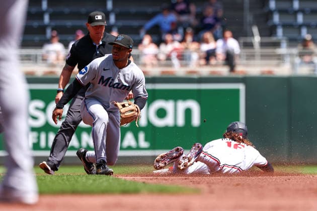 May 14, 2026, Minneapolis, Minnesota, USA: Minnesota Twins right fielder AUSTIN MARTIN (16) steals second base in the first inning during a MLB, Baseball Herren, USA Baseball game between the Miami Marlins and the Minnesota Twins at Target Field in Minneapolis, Minnesota on May 14th, 2026. ZUMA Press Wire. Minneapolis USA - ZUMAg254 20260514_zsp_g254_068 Copyright: xStevenxGarciax