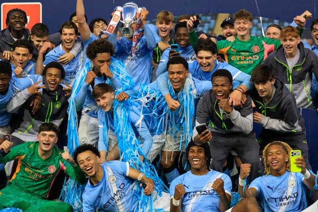 U18 Manchester City v U18 Manchester United, ManU FA Youth Cup City players celebrate with the trophy after the FA Youth Cup Final match between U18 Manchester City and U18 Manchester United at the Joie Stadium, Manchester, UK on 14 May 2026. Manchester Joie Stadium Gt Manchester UK Editorial use only DataCo restrictions apply See www.football-dataco.com , Copyright: xConorxMolloyx PSI-24255-0072