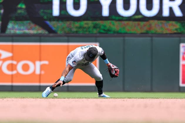 May 14, 2026, Minneapolis, Minnesota, USA: Miami Marlins shortstop OTTO LOPEZ (6) fumbles the ball in the fifth inning during a MLB, Baseball Herren, USA Baseball game between the Miami Marlins and the Minnesota Twins at Target Field in Minneapolis, Minnesota on May 14th, 2026. ZUMA Press Wire. Minneapolis USA - ZUMAg254 20260514_zsp_g254_030 Copyright: xStevenxGarciax