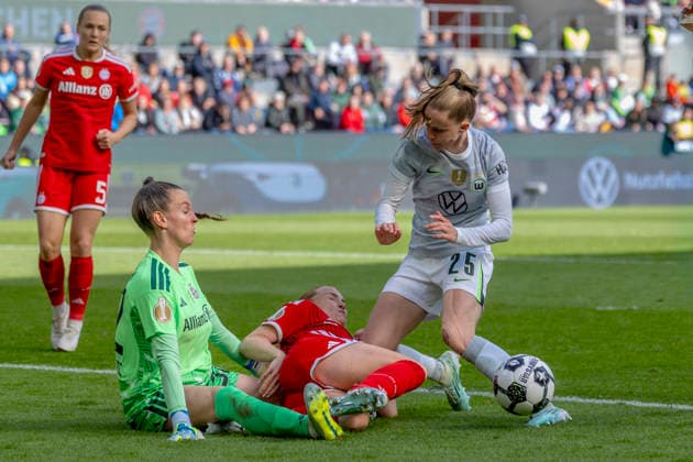 Cologne, Germany 14 May 2025 DFB Pokal Women 2025 2026 Final VfL Wolfsburg vs FC Bayern Munich Pictured from left in duel goalkeeper Ena Mahmutovic FCB and Vivien Endemann VfL DFB regulations prohibit any use of photographs as image sequences and or quasi video RheinEnergieStadion Nordrhein Westfalen Copyright: xFotostandx xSchäferx