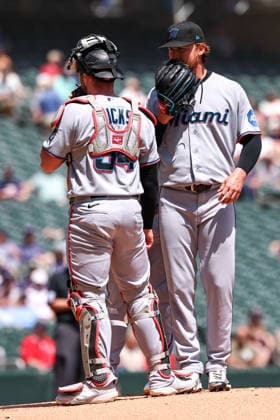 May 14, 2026, Minneapolis, Minnesota, USA: Miami Marlins catcher LIAM HICKS (34) and Miami Marlins starting pitcher BRAXTON GARRETT (20) meet at the mound in the first inning during a MLB, Baseball Herren, USA Baseball game between the Miami Marlins and the Minnesota Twins at Target Field in Minneapolis, Minnesota on May 14th, 2026. ZUMA Press Wire. Minneapolis USA - ZUMAg254 20260514_zsp_g254_004 Copyright: xStevenxGarciax