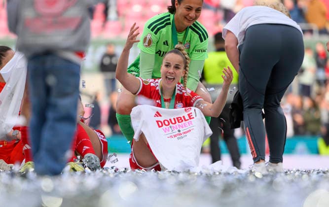 Final celebration Bayern Muenchen, Giulia GWINN M with winner T Shirt Double Winner, throws confetti DFB Pokal der Frauen Finale 2026, VfL Wolfsburg WOB FC Bayern Muenchen M 0 4, am 14 05 2026 in Koeln Germany DFB regulations prohibit any use of photographs as image sequences and or quasi video Â