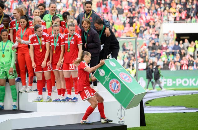 Victory ceremony, Georgia STANWAY M clears a spot DFB Pokal der Frauen Finale 2026, VfL Wolfsburg WOB FC Bayern Muenchen M 0 4, am 14 05 2026 in Koeln Germany DFB regulations prohibit any use of photographs as image sequences and or quasi video Â
