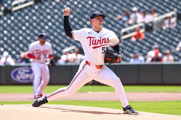 May 14, 2026, Minneapolis, Minnesota, USA: Minnesota Twins starting pitcher ZEBBY MATTHEWS (52) pitches against the Miami Marlins in the first inning during a MLB, Baseball Herren, USA Baseball game between the Miami Marlins and the Minnesota Twins at Target Field in Minneapolis, Minnesota on May 14th, 2026. ZUMA Press Wire. Minneapolis USA - ZUMAg254 20260514_zsp_g254_005 Copyright: xStevenxGarciax