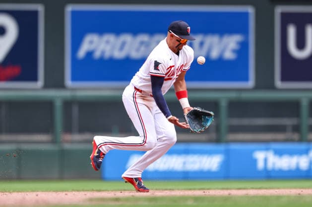May 14, 2026, Minneapolis, Minnesota, USA: Minnesota Twins third baseman ROYCE LEWIS (23) fumbles the ball before making the play to first base in the seventh inning during a MLB, Baseball Herren, USA Baseball game between the Miami Marlins and the Minnesota Twins at Target Field in Minneapolis, Minnesota on May 14th, 2026. ZUMA Press Wire. Minneapolis USA - ZUMAg254 20260514_zsp_g254_013 Copyright: xStevenxGarciax